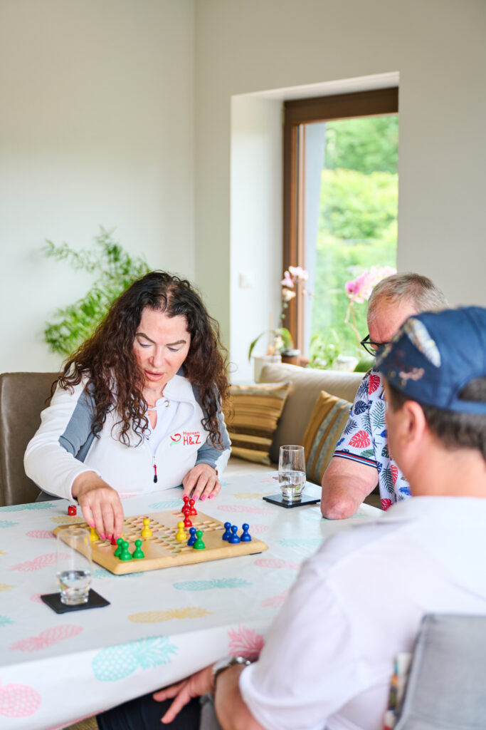 Spielenachmittag Brettspiel mit Bewohnern und Pflegerin